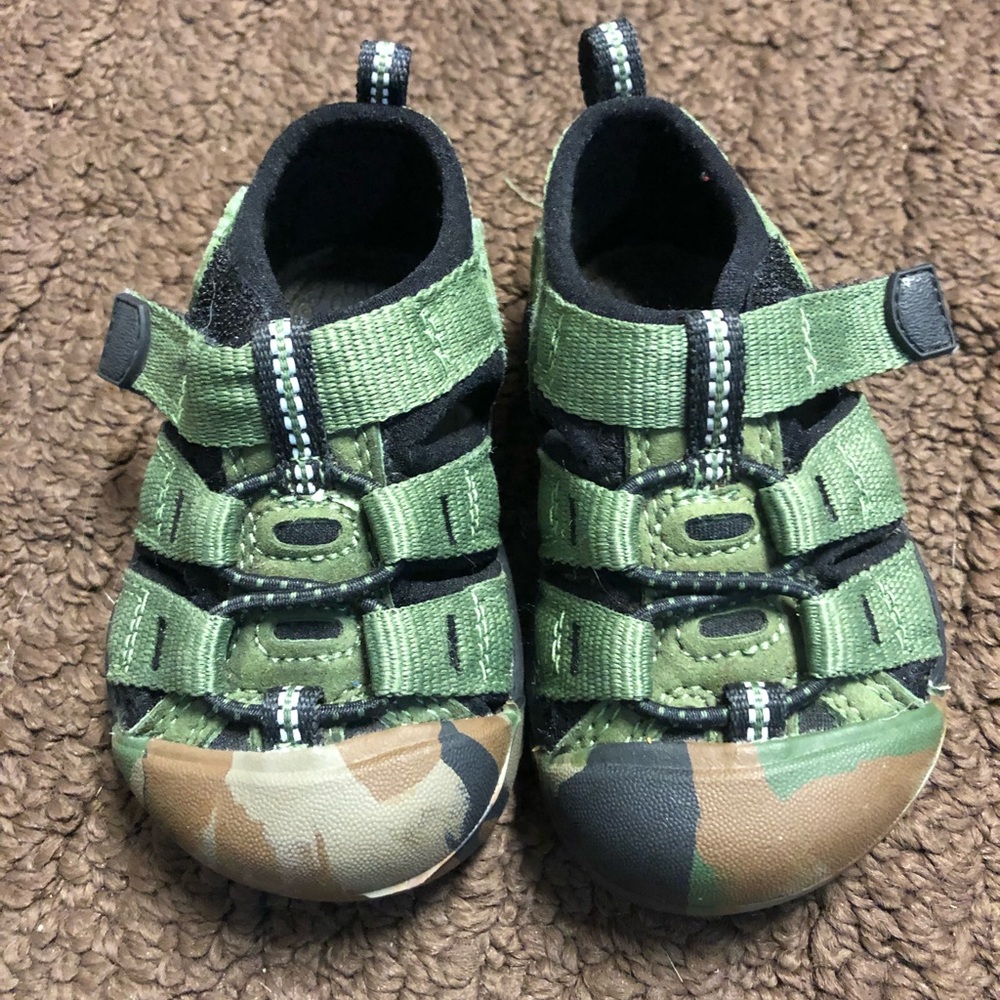 Keen camo size 4